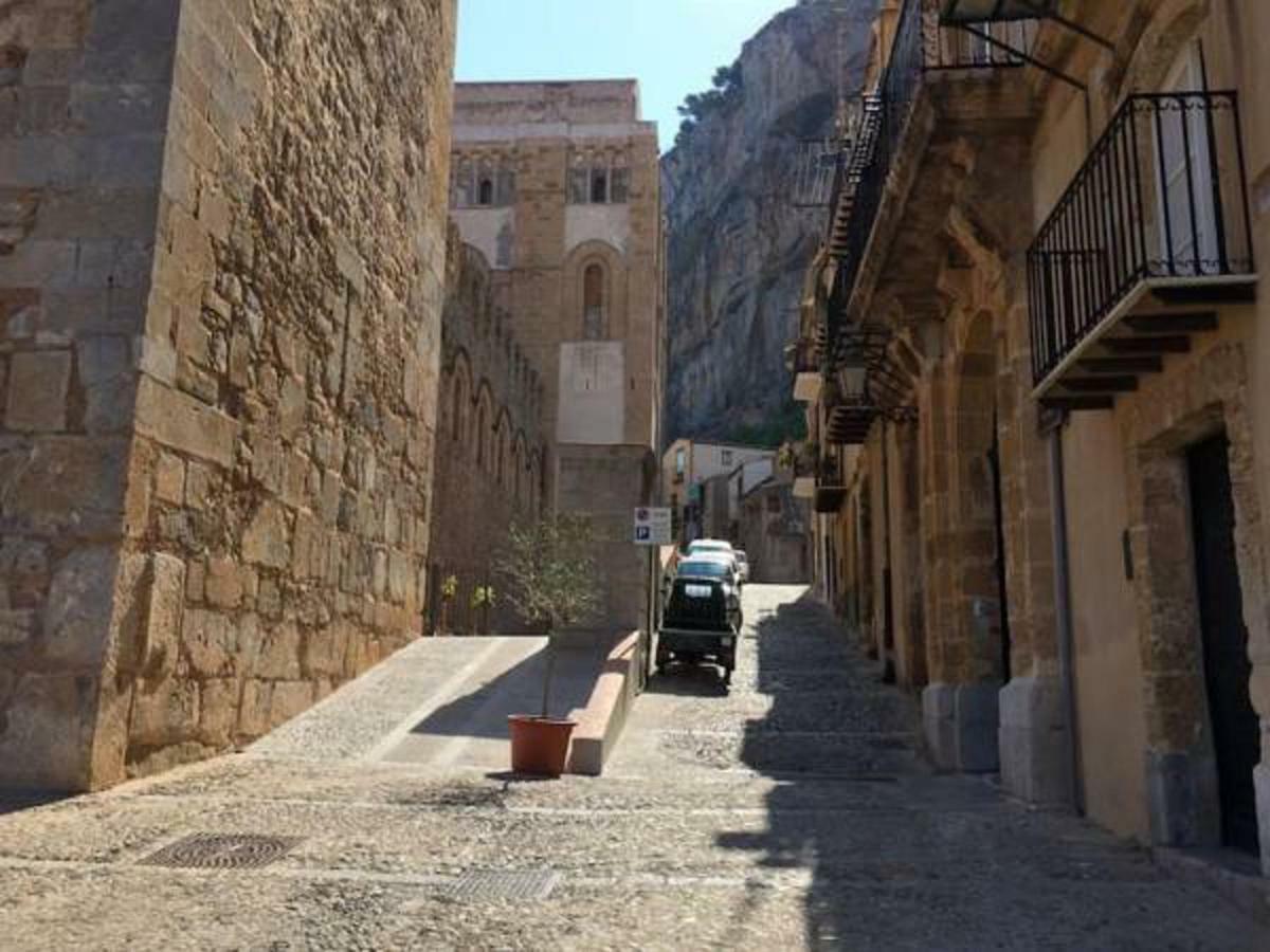 Cefalu Cathedral Palace Exterior photo